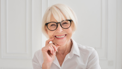 Femme de 65 ans souriante Femme de 65 ans souriante