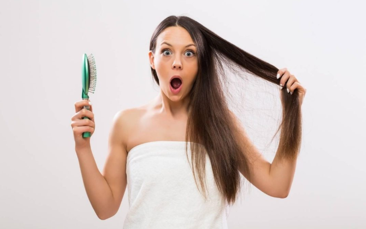 Chute de cheveux : Mutuelle Mieux-Etre fait le point sur les causes et les traitements.