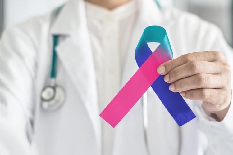 Professionnel de santé avec un ruban, symbole de la prévention contre les cancers