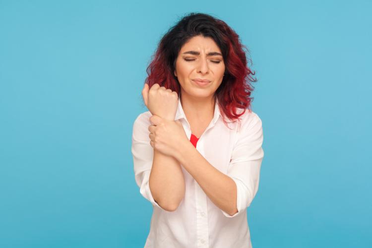 Femme qui à mal au poignet Femme qui à mal au poignet