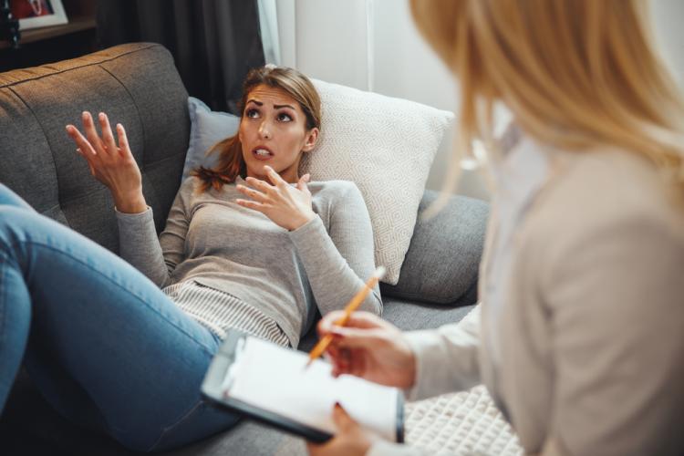 Femme chez une psychologue, dans un canapé Femme chez une psychologue, dans un canapé